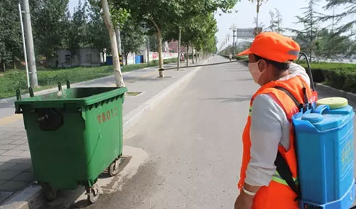 致敬環衛工人,細心消除垃圾桶邊的蚊蠅